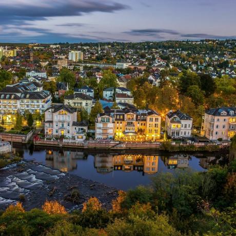 Scenisk utsikt över floden vid staden mot himlen