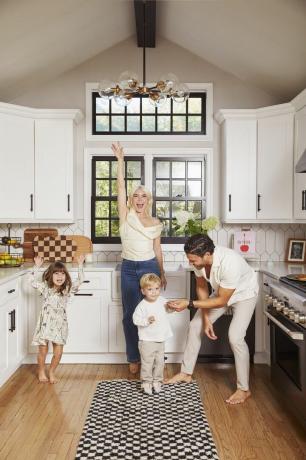 carly cardellino och hennes familj dansar i hennes kök