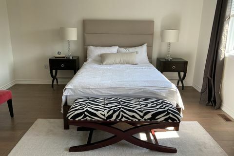 sovrum innan med zebrabänk och svart nattställ