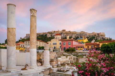 Rester av Hadrians bibliotek och Akropolis i Aten,