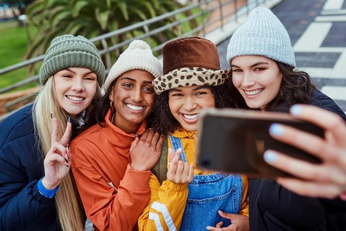 glada, selfie- och flickvänner som reser i staden tillsammans på semester i Mexikos mångfald, leende och unga kvinnor tar roliga bilder på telefonen för att lägga upp på sociala medier under semesterresan