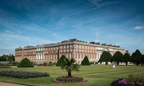 Hampton Court Palace inramat av berömda trädgårdar