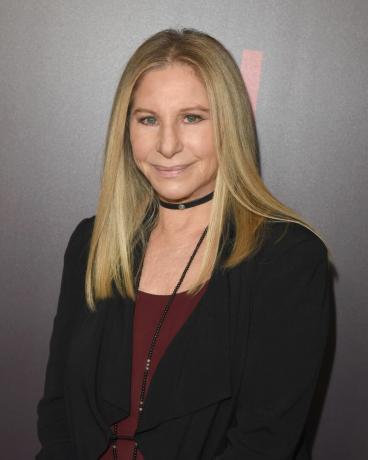 barbra streisand bär en röd topp, svart kavaj och halsband