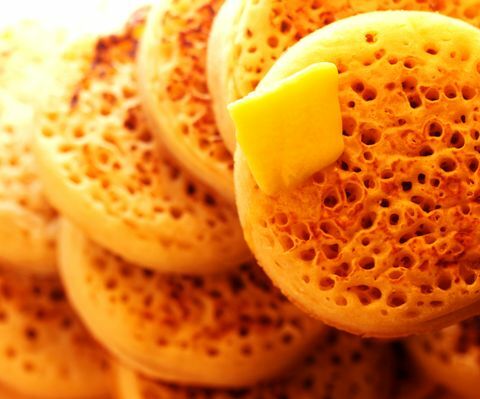 Smör som smälter på bunt med crumpets