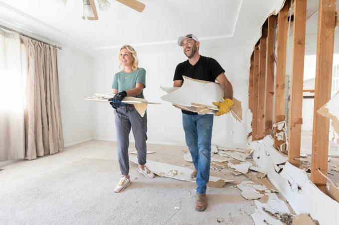 som sett på hgtv fixer till fabulous, jenny och dave marrs tar bort en vägg i köket som kommer att helt förändra layouten på deras hem