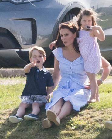 Prins George och prinsessa Charlotte Spela med Kate Middleton