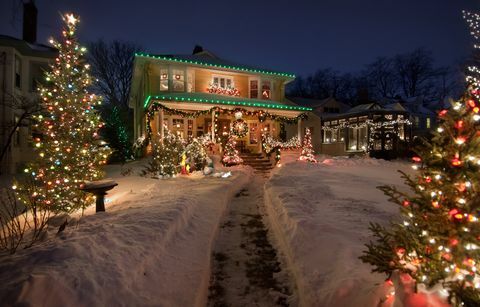 Gammalt historiskt hem med julljus