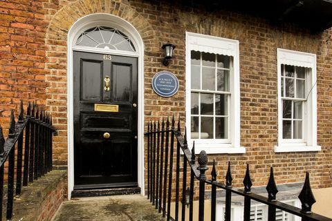 63 Kings Road - Windsor - AY Nutt - plack - Hamptons International