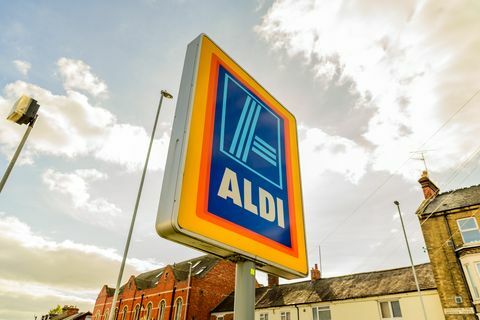 Aldi-logotypskylt i Northampton centrum