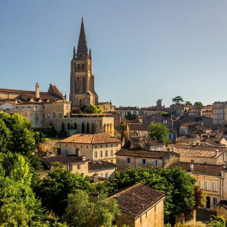 Saint-Emilion monolitiska kyrka och gamla stan. Bordeaux, Frankrike