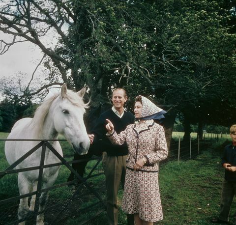 drottning elizabeth ii och prins Philip besöker en gård på Balmoral Estate i Skottland, under deras silverbröllopsdag, september 1972 foto av fox photoshulton archivegetty images