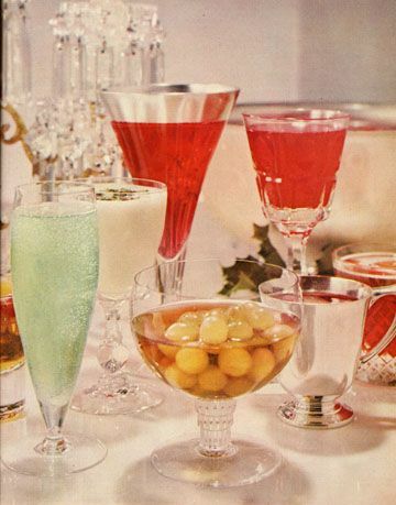 åtta cocktails på ett bord