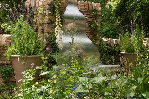 Poetry Lover's Garden. Designad av: Fiona Cadwallader. RHS Chelsea Flower Show 2017