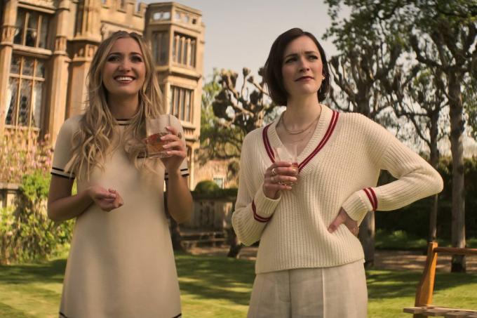 du l to r tilly keeper som lady phoebe, charlotte ritchie som kate i avsnitt 404 av dig med tillstånd av netflix © 2022