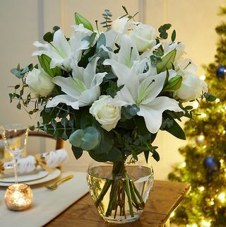Winter White Rose & Lily Flowers Bukett (Leverans från 18 november 2021)