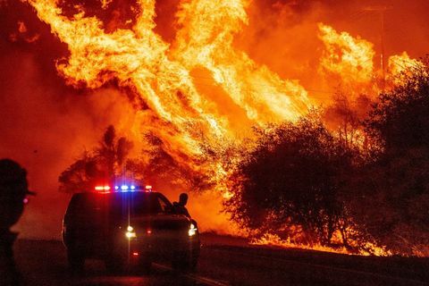 en brottsbekämpare ser flammor skjuta upp i luften när elden fortsätter att spridas under björnen i Oroville, Kalifornien den 9 september, 2020 farliga torra vindar piskade upp Kaliforniens rekord och bröt skogsbränder och antändte nya bränder, eftersom hundratals evakuerades med helikopter och tiotals tusentals kastades i mörkret av strömavbrott över västra USA foto av josh edelson afp foto av josh edelsonafp via getty bilder