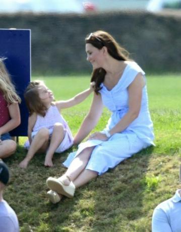 Prins George och prinsessa Charlotte Spela med Kate Middleton