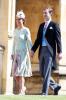 Gravid Pippa Middleton anländer till det kungliga bröllopet i en blommig grön och rosa klänning