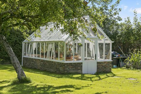 Picketts Farmhouse - Picketts Lane - Salfords - Redhill - RH1 5RG - växthus - Savills