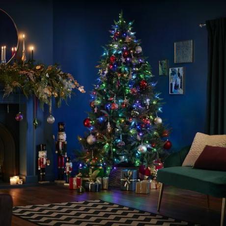 homebase säljer en fjärrstyrd musikalisk förtänd julgran för £600