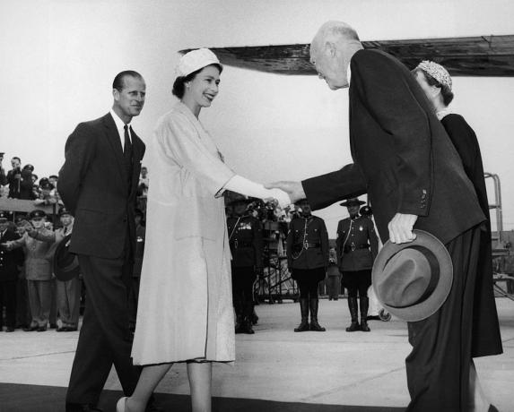 drottning elizabeth hälsar oss president dwight d eisenhower 1890 1969 innan de deltar i öppningsceremonin av St Lawrence Seaway at Lambert Lock, Montreal, 26 juni 1959 till vänster är prins Philip, hertigen av edinburgh foto av fox photoshulton archivegetty bilder