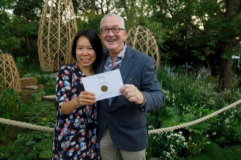 designers chin jung chen och peter chmiel poserar med sitt guldpris för guangzhou china guangzhou garden på rhs chelsea flower show 2021, tisdag 21 september 2021 showen är hålls, för första gången någonsin under hösten, i kölvattnet av covid-pandemin, begränsade biljetter finns tillgängliga till denna enstaka rhs-show, som öppnar för allmänheten på tisdagars luke macgregor