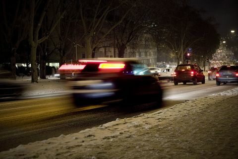 Snö täckt gata på natten, trafik - suddig rörelse