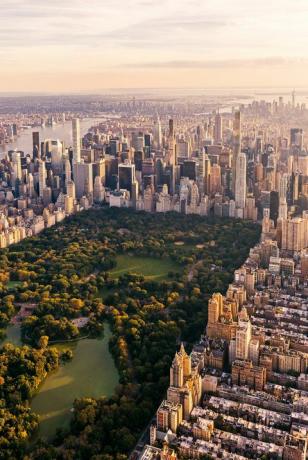 Flygfoto över new york city skyline med central park och manhattan, usa