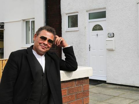 Craig Charles - Hemligheter för kändisar. Craig utanför sitt första barndomshem i Liverpool.