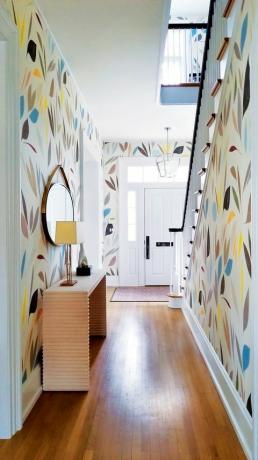 Hall med färgglada abstrakta botaniska tryck tapeter