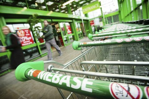 Människor som shoppar på Homebase; del av Home Retail Group.