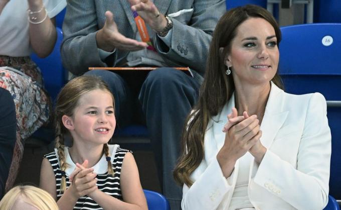 britains prinsessan charlotte av cambridge jag reagerar när hon sitter med sin mamma britains catherine, hertiginnan av cambridge för att titta på herrarnas 1500m frisimsheater simevenemang kl. the sandwell aquatics centre, på dag fem av Commonwealth Games i Birmingham, centrala England, den 2 augusti 2022 foto av oli scarff afp foto av oli scarffafp via getty bilder