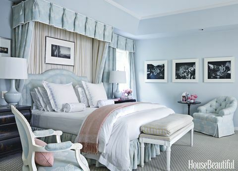 <p> ￼ Det stora sovrummet är inneslutet i en lugnande himmelblå. Sängkläder, Schweitzer linne. Anpassad huvudgavel. Lampa, Keramis. Bänk klädd i ett Carleton V-tyg. </ P>