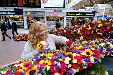 Charlie Dimmock samarbetar med semesterfirman Monarch som en del av deras "Year of Nice" -kampanj.