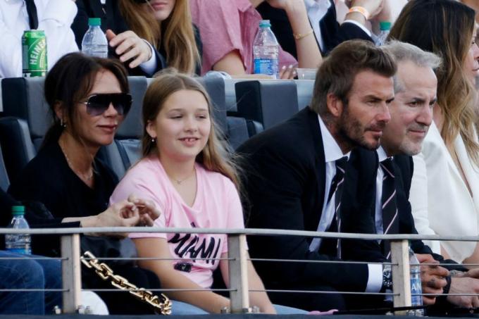 fort lauderdale, florida 18 april david beckham, ägare till inter miami cf, fru victoria beckham l och deras dotter harper beckham deltar i matchen mellan inter miami fc och los angeles galaxen på drv pnk stadion den 18 april 2021 i fort lauderdale, florida foto av cliff hawkinsgetty bilder