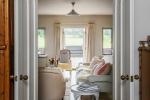 Country Style Surrey Hills Village House till salu