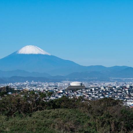 Snötäckta Mt. Fuji och bostadsområdet i Kanagawa prefektur av Japan