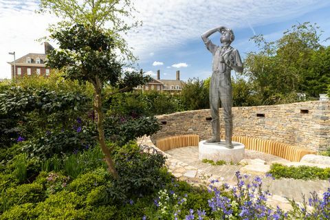 the raf benevolent fund garden designad av john everiss sponsrad av projekt att ge tillbaka till stöd för royal air force benevolent fund show garden rhs chelsea flower show 2022