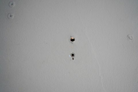 små borrhål i en vägg