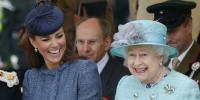 Drottning Elizabeth bryter den kungliga klädkoden för första gången på 43 år