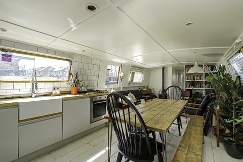 världens första husbåt tillverkad av hållbart corten-väderstål till salu i london