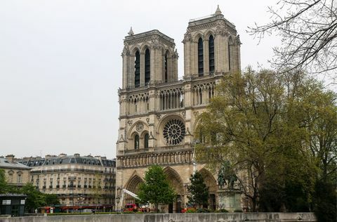 Efterdyningarna av eld vid Notre Dame-katedralen i Paris