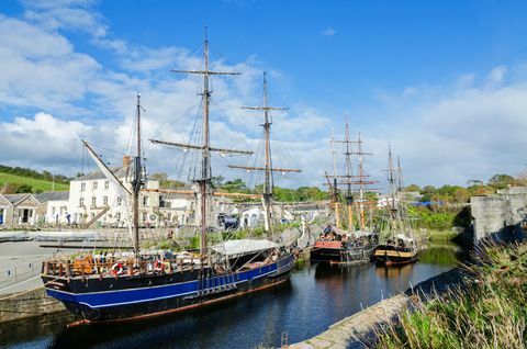 Höga fartyg i den historiska hamnen i Charlestown, Cornwall,