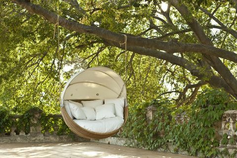 Point Armadillo svängande trädgårdsbäddsstol är moderna utomhusmöbler.
