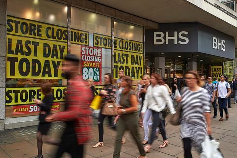 Fotgängare går förbi återförsäljaren BHS (British Home Stores) flaggskeppsbutik på Oxford Street i centrala London den 13 augusti 2016 under den sista dagen för handeln innan butiken stängs. Den brittiska varuhuskedjan BHS kommer att avsluta med förlusten av upp till 11 000 jobb, sade administratörer i juni 2016 efter att de inte hittat en köpare. Den 88-åriga kedjan, som säljer kläder, mat och hemvaror, har inte lyckats hålla jämna steg med traditionella rivaler som Marks & Spencer och online jättar som Amazon, vilket resulterar i en stor förlust av marknadsandel. Flaggskeppsbutiken i London på Oxford Street kommer att stängas i slutet av handeln den 13 augusti 2016, alla butiker kommer att stänga 20 augusti enligt rapporter