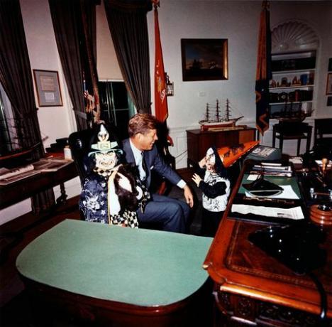 det här fotografiet av cecil stoughton visar caroline kennedy och john f kennedy, jr som besöker president john f kennedy på det ovala kontoret på halloween i sina kostymer