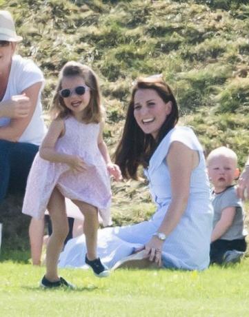 Prins George och prinsessa Charlotte Spela med Kate Middleton