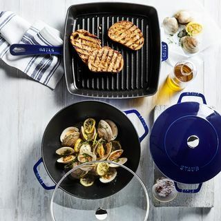 Staub 4 1/2-Qt. Emaljerad perfekt panna