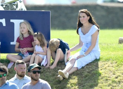 Prins George och prinsessa Charlotte Spela med Kate Middleton