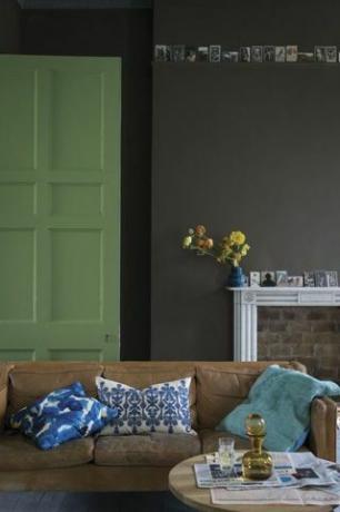 Vardagsrum med grön dörr målad i Yeabridge Green Estate emulsion av Farrow & Ball